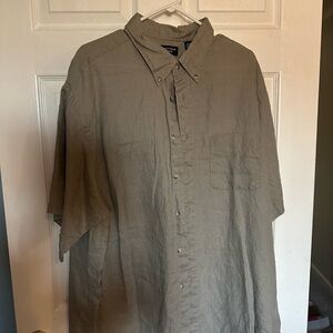Roundtree & Yorke Men's Short-Sleeve Button-Down Shirt in Light Gray